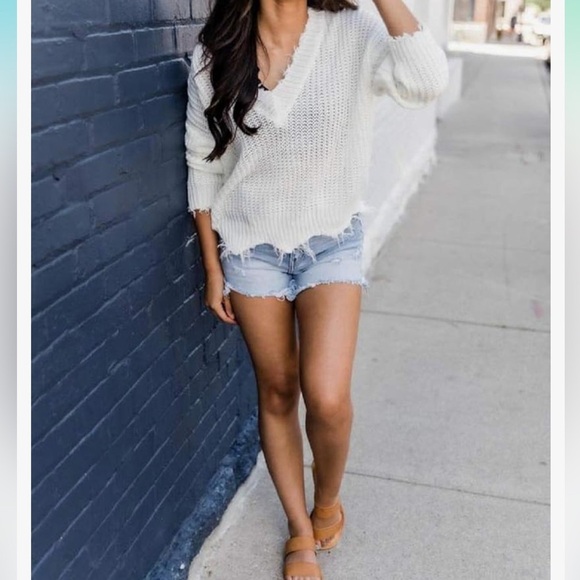 Women’s Off-White Frayed V-Neck Cream Sweater Size Large Distressed Knit Beachy - Picture 1 of 10